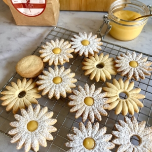 Sandwich cookies with lemon curd