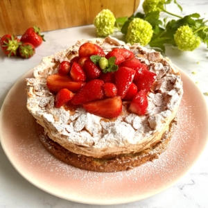 Cake met meringue en aardbeien