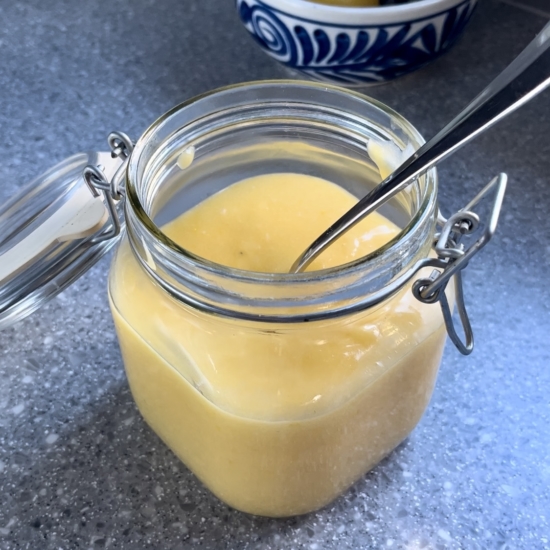 Sandwich cookies with lemon curd