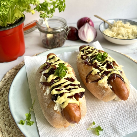 Hotdog met rode uien relish