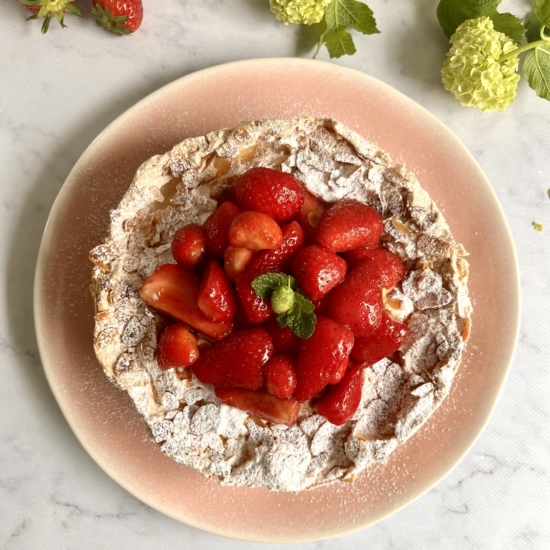 Cake with meringue and strawberries