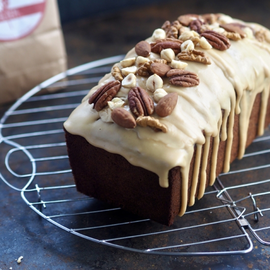 Notencake met koffieglazuur