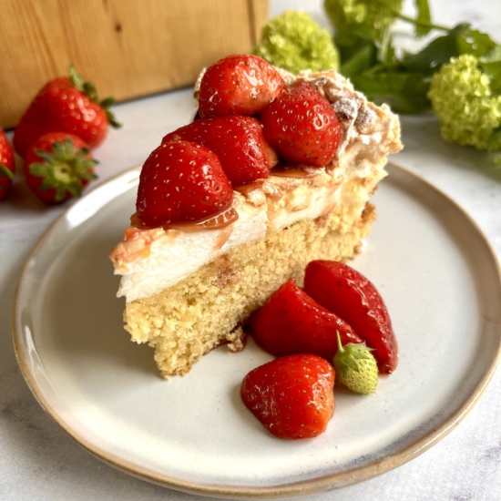 Cake with meringue and strawberries