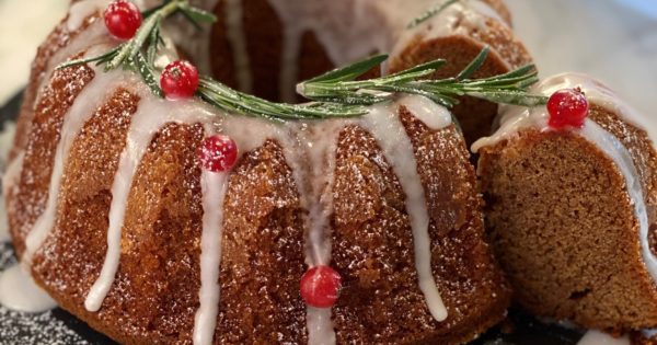 Festive Christmas Bundt Cake | Lisa's Choice